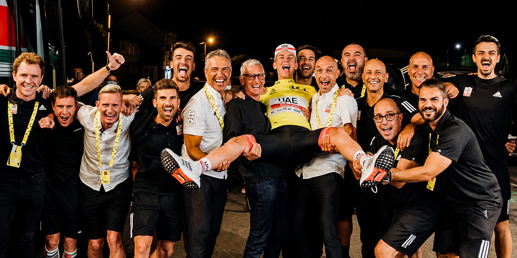 Allan Peiper and the team celebrating a Tour de France yellow jersey
